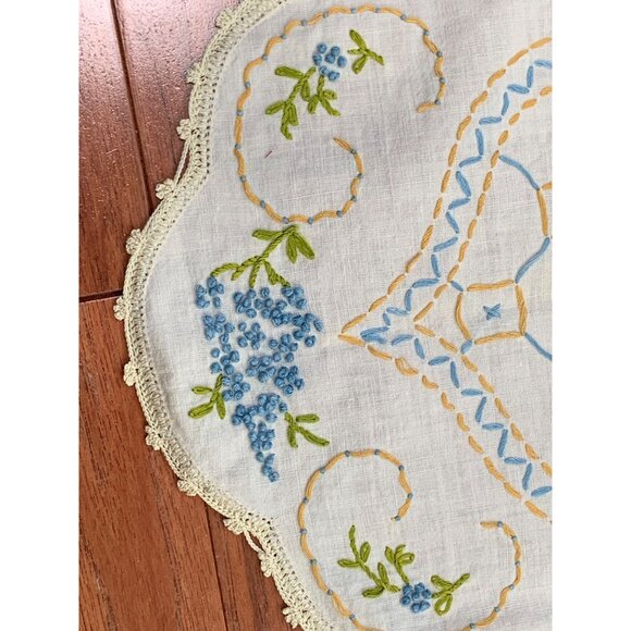 Vintage Embroidered Linen Doily with Floral Design & Crochet Edging 10x16 - Picture 3 of 10